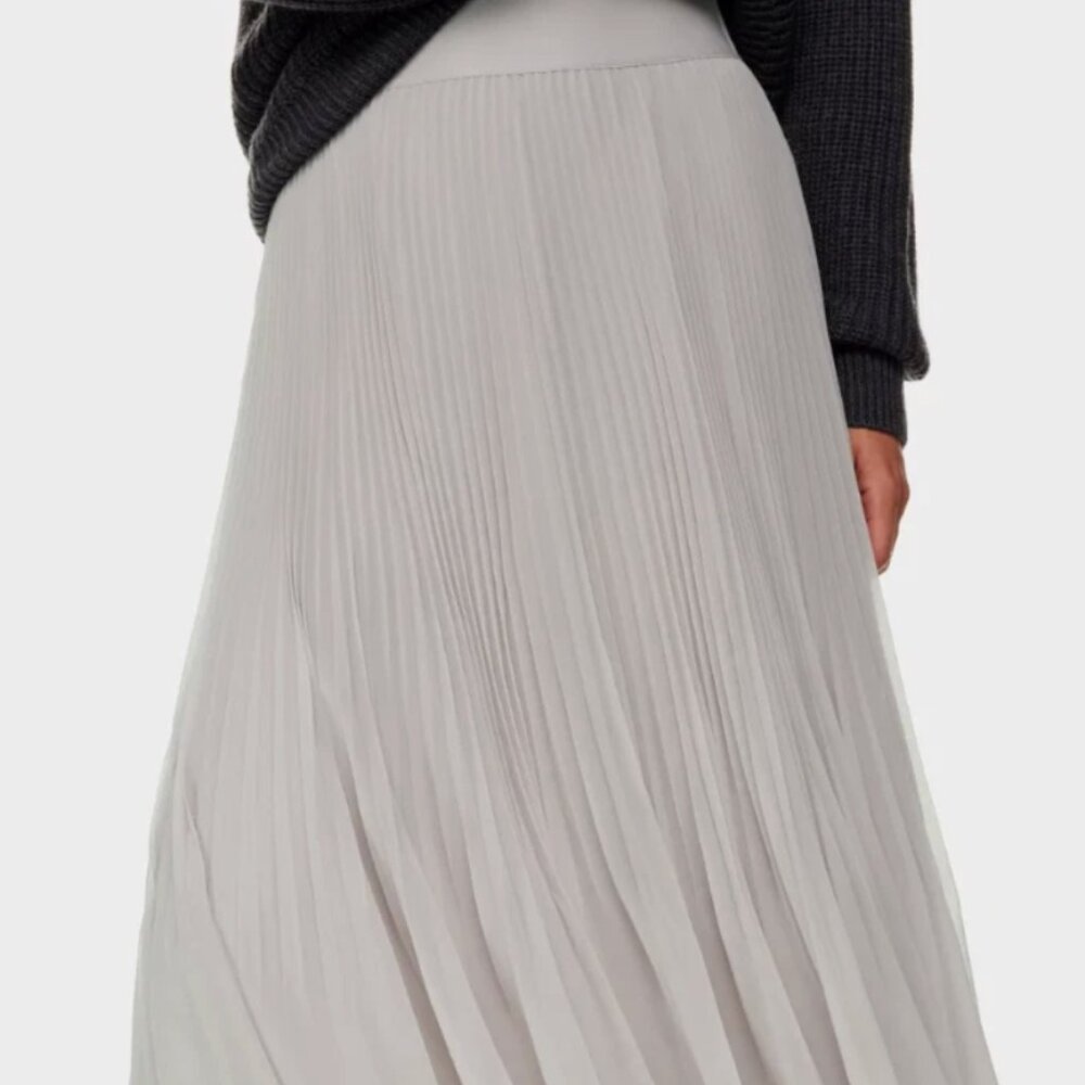 Aritzia Twirl Pleated Skirtsfor Sale (Size Medium) - EXCELLENT CONDITION